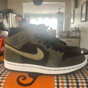 Air Jordan 1 Mid Military Olive